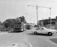 855569 Afbeelding van enkele stadsbussen op het Smakkelaarsveld te Utrecht, met rechts de bouw van kantoren- en ...